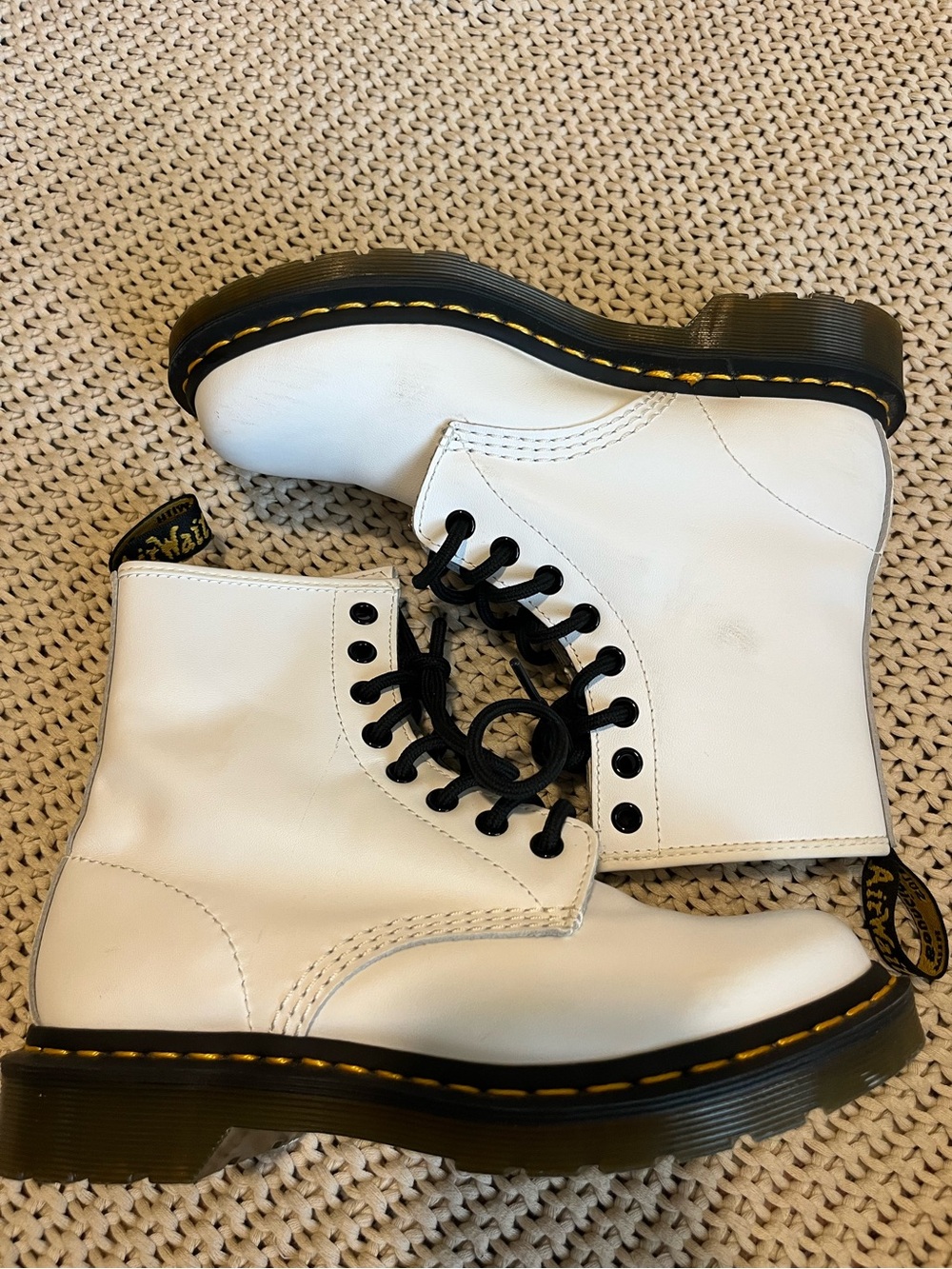 Women’s Dr. Martens 1460 White Leather Lace-Up Boots US 6 – Iconic Combat Style